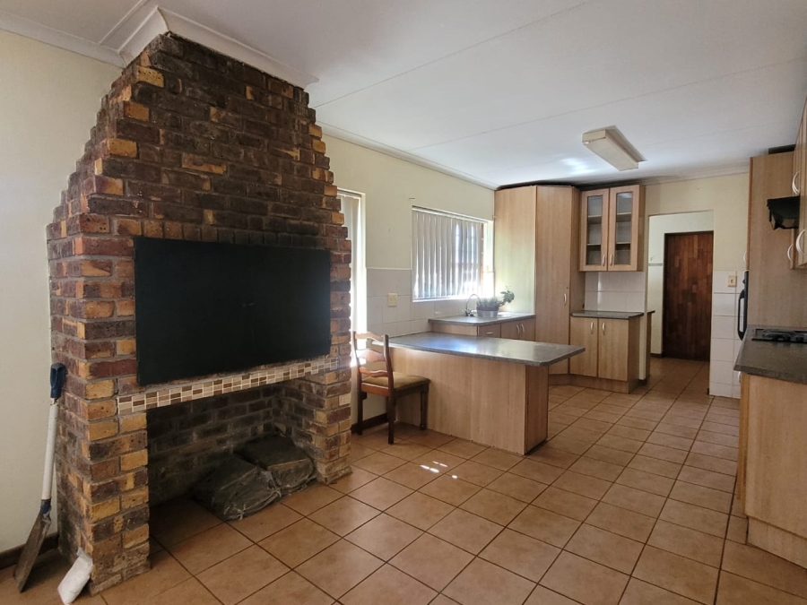To Let 4 Bedroom Property for Rent in Wavecrest Eastern Cape